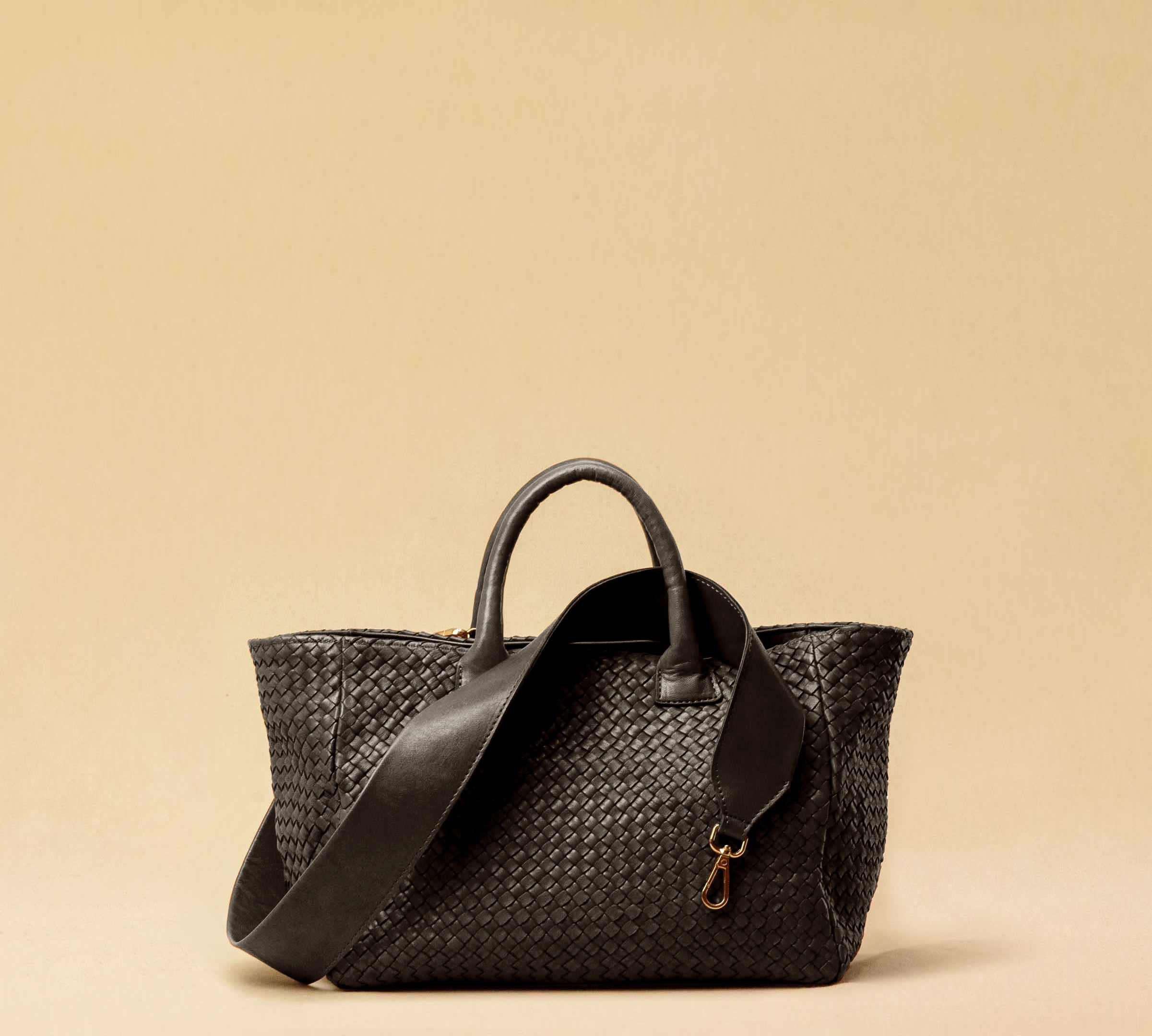 The Cabas Medium by LABEL17 is a lightweight handbag crafted from supple, vegetable-tanned nappa leather. Hand-braided and finished with a zip closure and detachable shoulder strap, it features a leather-lined interior with a secure inner pocket – combining refined design with everyday functionality. Handmade in Morocco.
