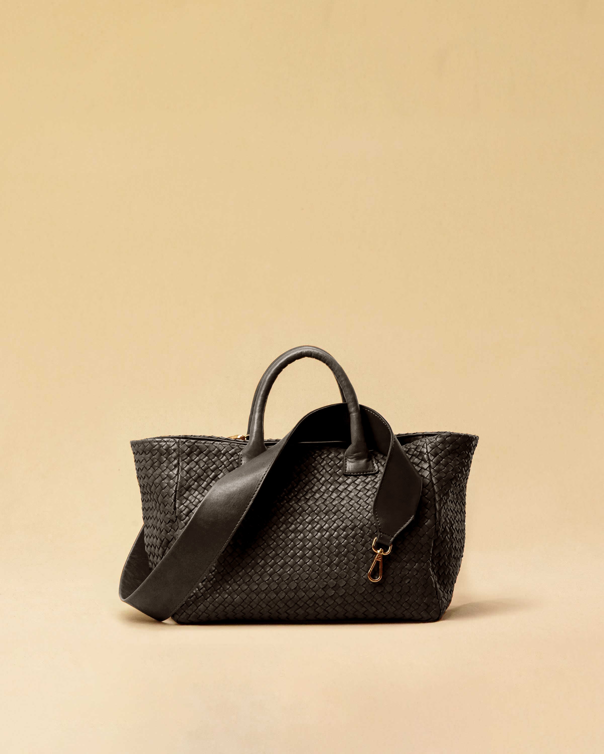 The Cabas Medium by LABEL17 is a lightweight handbag crafted from supple, vegetable-tanned nappa leather. Hand-braided and finished with a zip closure and detachable shoulder strap, it features a leather-lined interior with a secure inner pocket – combining refined design with everyday functionality. Handmade in Morocco.