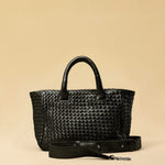 Handbag Cabas MINI in Black von LABEL17: eine kleine, leichte Handtasche aus Nappaleder. Die von Hand geflochtene Tasche hat einen Reissverschluss und abnehmbaren Schulterriemen und ist innen mit Leder und einer ver-schliessbaren Innentasche ausgestattet. Tragbar als Crossbody oder in der Hand.