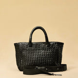 Handbag Cabas MINI in Black von LABEL17: eine kleine, leichte Handtasche aus Nappaleder. Die von Hand geflochtene Tasche hat einen Reissverschluss und abnehmbaren Schulterriemen und ist innen mit Leder und einer ver-schliessbaren Innentasche ausgestattet. Tragbar als Crossbody oder in der Hand.