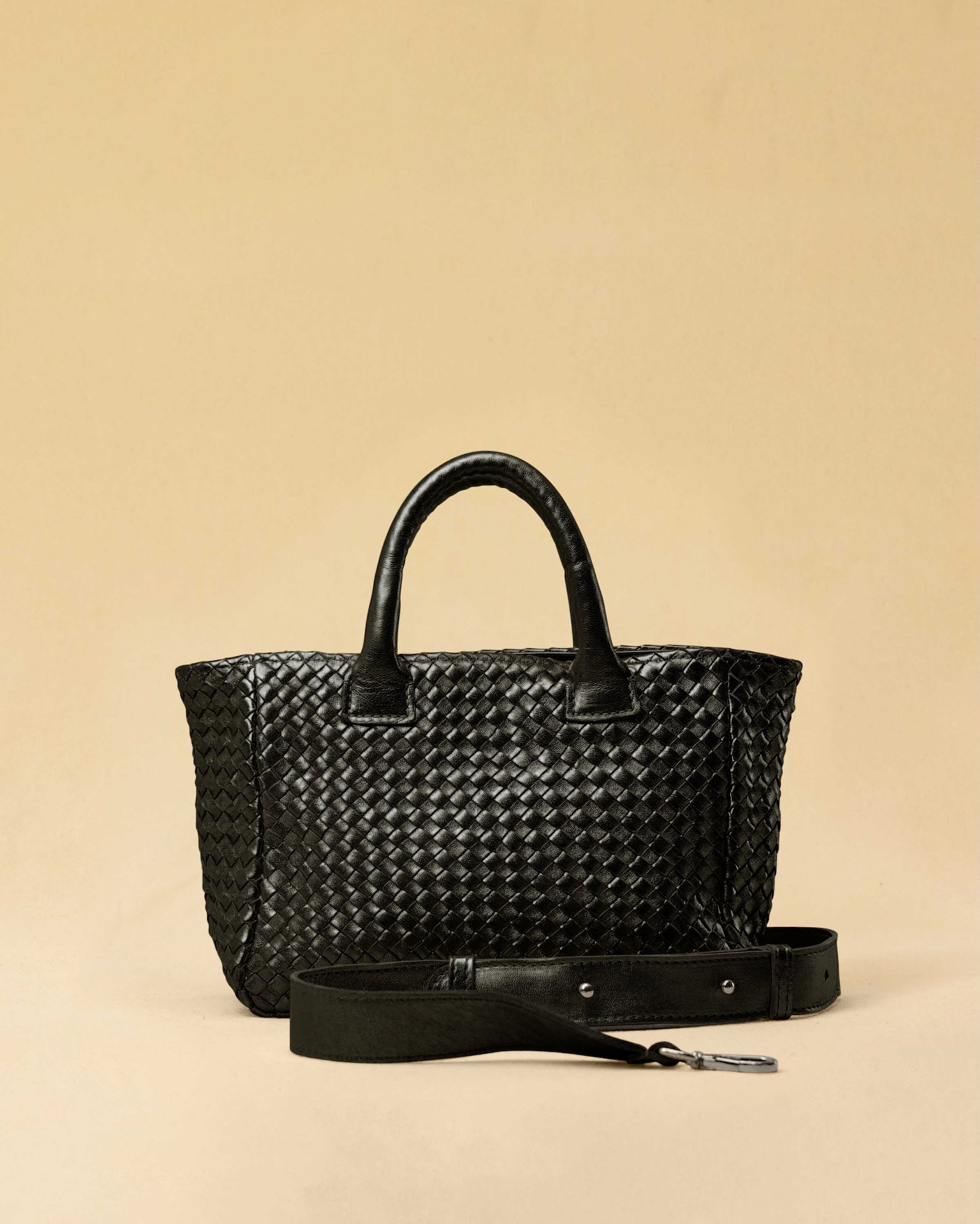 Handbag Cabas MINI in Black von LABEL17: eine kleine, leichte Handtasche aus Nappaleder. Die von Hand geflochtene Tasche hat einen Reissverschluss und abnehmbaren Schulterriemen und ist innen mit Leder und einer ver-schliessbaren Innentasche ausgestattet. Tragbar als Crossbody oder in der Hand.