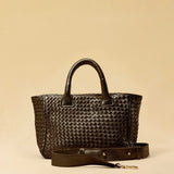 Handbag Cabas MINI in Darkbrown von LABEL17: eine kleine, leichte Handtasche aus Nappaleder. Die von Hand geflochtene Tasche hat einen Reissverschluss und abnehmbaren Schulterriemen und ist innen mit Leder und einer verschliessbaren Innentasche ausgestattet. Tragbar als Crossbody oder in der Hand.
