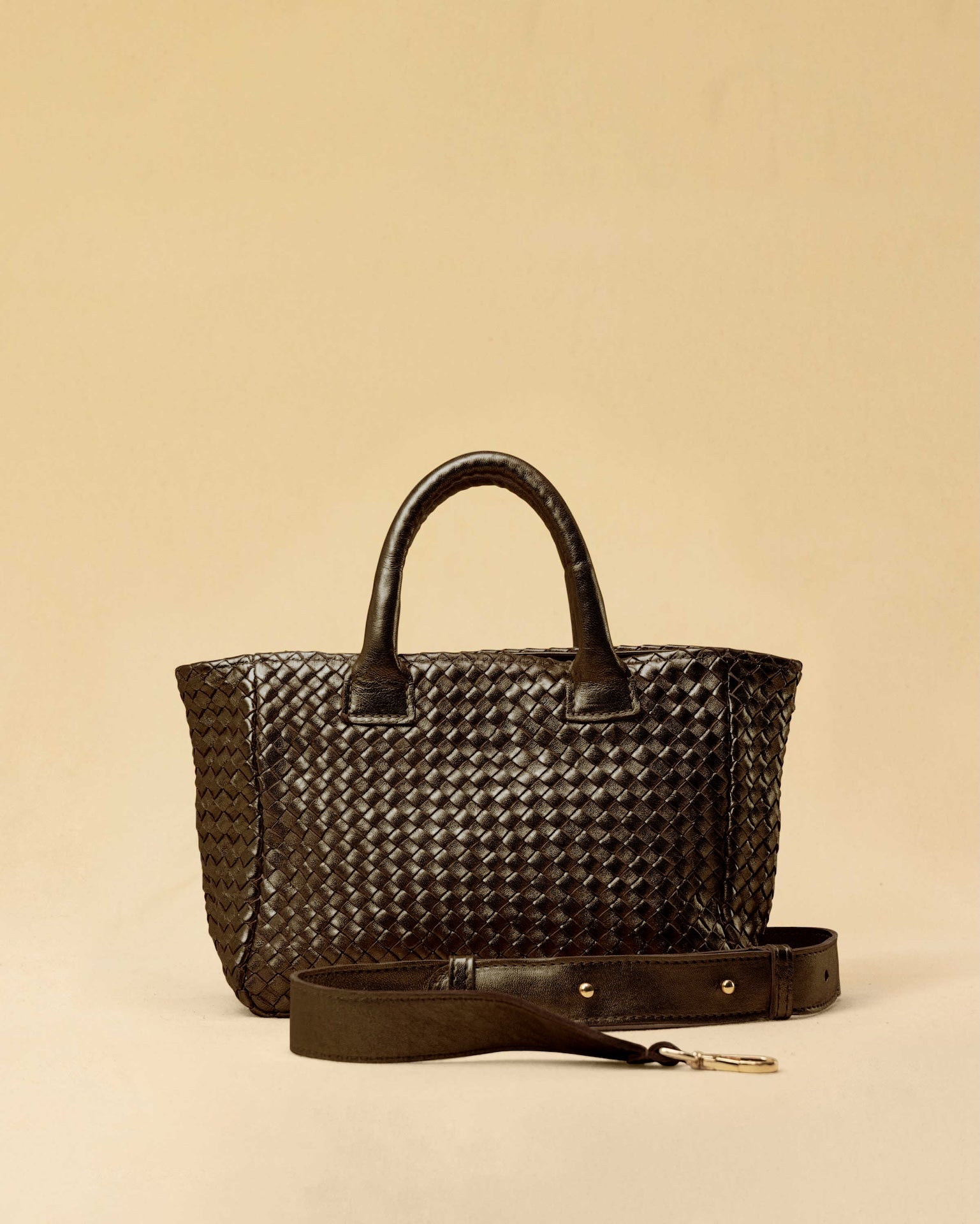 Handbag Cabas MINI in Darkbrown von LABEL17: eine kleine, leichte Handtasche aus Nappaleder. Die von Hand geflochtene Tasche hat einen Reissverschluss und abnehmbaren Schulterriemen und ist innen mit Leder und einer verschliessbaren Innentasche ausgestattet. Tragbar als Crossbody oder in der Hand.