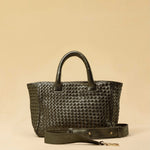 Handbag Cabas MINI in Olive von LABEL17: eine kleine, leichte Handtasche aus Nappaleder. Die von Hand geflochtene Tasche hat einen Reissverschluss und abnehmbaren Schulterriemen und ist innen mit Leder und einer ver-schliessbaren Innentasche ausgestattet. Tragbar als Crossbody oder in der Hand.