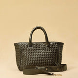 Handbag Cabas MINI in Olive von LABEL17: eine kleine, leichte Handtasche aus Nappaleder. Die von Hand geflochtene Tasche hat einen Reissverschluss und abnehmbaren Schulterriemen und ist innen mit Leder und einer ver-schliessbaren Innentasche ausgestattet. Tragbar als Crossbody oder in der Hand.