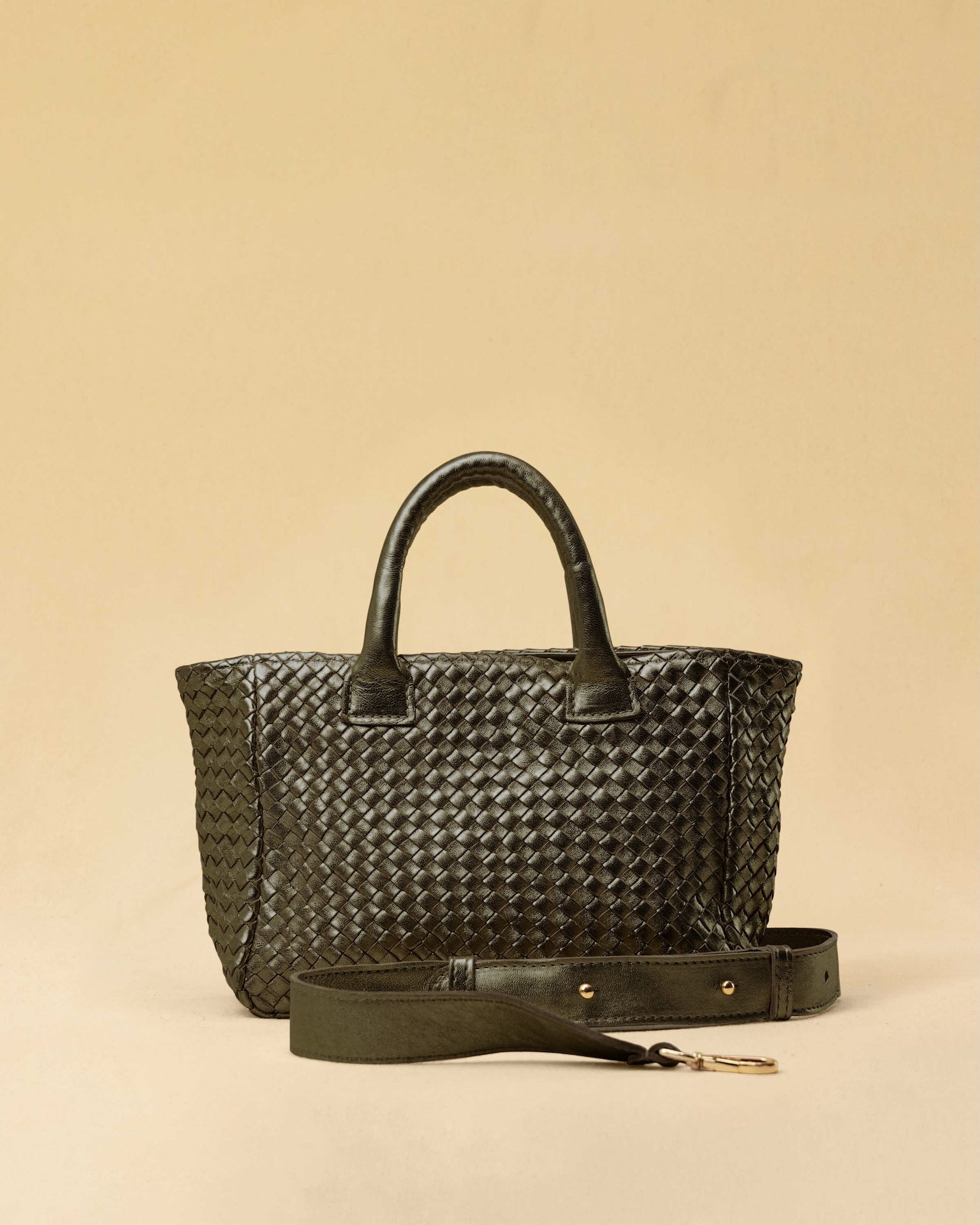 Handbag Cabas MINI in Olive von LABEL17: eine kleine, leichte Handtasche aus Nappaleder. Die von Hand geflochtene Tasche hat einen Reissverschluss und abnehmbaren Schulterriemen und ist innen mit Leder und einer ver-schliessbaren Innentasche ausgestattet. Tragbar als Crossbody oder in der Hand.