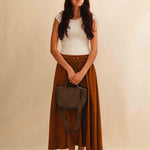 Handbag Cabas MINI von LABEL17: eine kleine, leichte Handtasche aus Nappaleder. Die von Hand geflochtene Tasche hat einen Reissverschluss und abnehmbaren Schulterriemen und ist innen mit Leder und einer ver-schliessbaren Innentasche ausgestattet. Tragbar als Crossbody oder in der Hand.