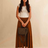 Handbag Cabas MINI von LABEL17: eine kleine, leichte Handtasche aus Nappaleder. Die von Hand geflochtene Tasche hat einen Reissverschluss und abnehmbaren Schulterriemen und ist innen mit Leder und einer ver-schliessbaren Innentasche ausgestattet. Tragbar als Crossbody oder in der Hand.