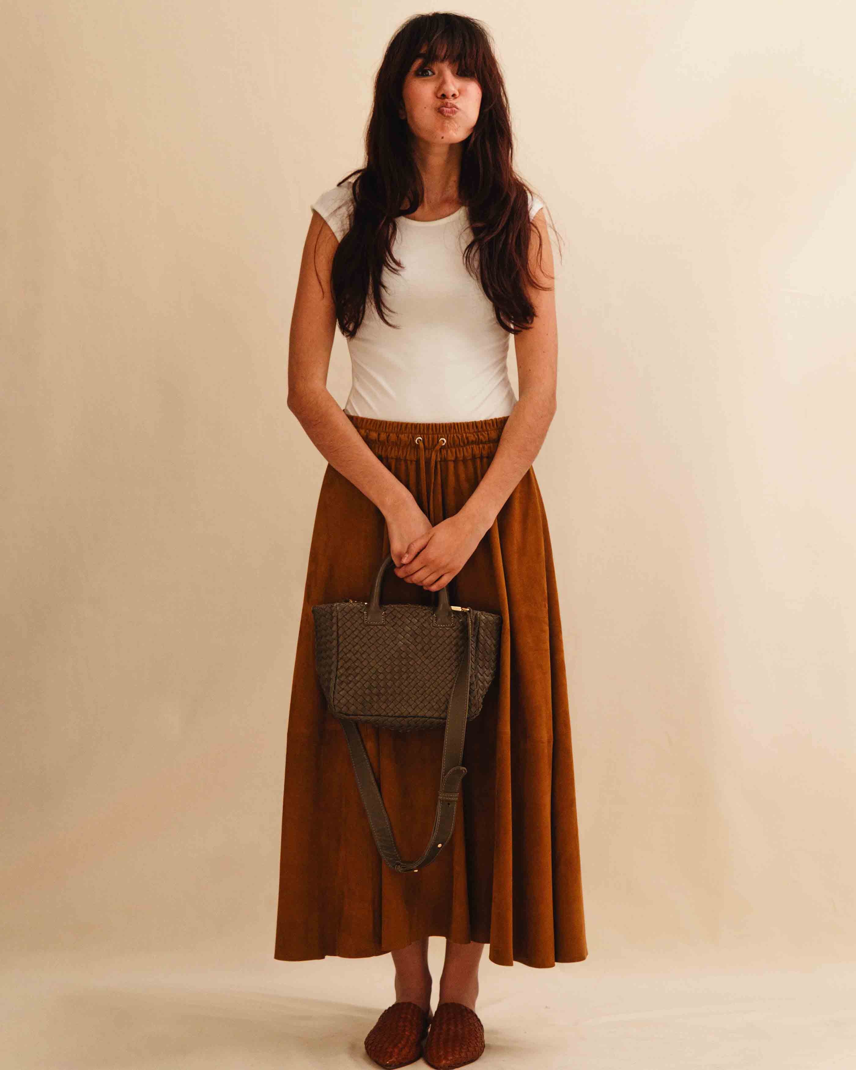 Handbag Cabas MINI von LABEL17: eine kleine, leichte Handtasche aus Nappaleder. Die von Hand geflochtene Tasche hat einen Reissverschluss und abnehmbaren Schulterriemen und ist innen mit Leder und einer ver-schliessbaren Innentasche ausgestattet. Tragbar als Crossbody oder in der Hand.