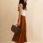 Handbag Cabas MINI von LABEL17: eine kleine, leichte Handtasche aus Nappaleder. Die von Hand geflochtene Tasche hat einen Reissverschluss und abnehmbaren Schulterriemen und ist innen mit Leder und einer ver-schliessbaren Innentasche ausgestattet. Tragbar als Crossbody oder in der Hand.