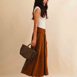 Handbag Cabas MINI von LABEL17: eine kleine, leichte Handtasche aus Nappaleder. Die von Hand geflochtene Tasche hat einen Reissverschluss und abnehmbaren Schulterriemen und ist innen mit Leder und einer ver-schliessbaren Innentasche ausgestattet. Tragbar als Crossbody oder in der Hand.