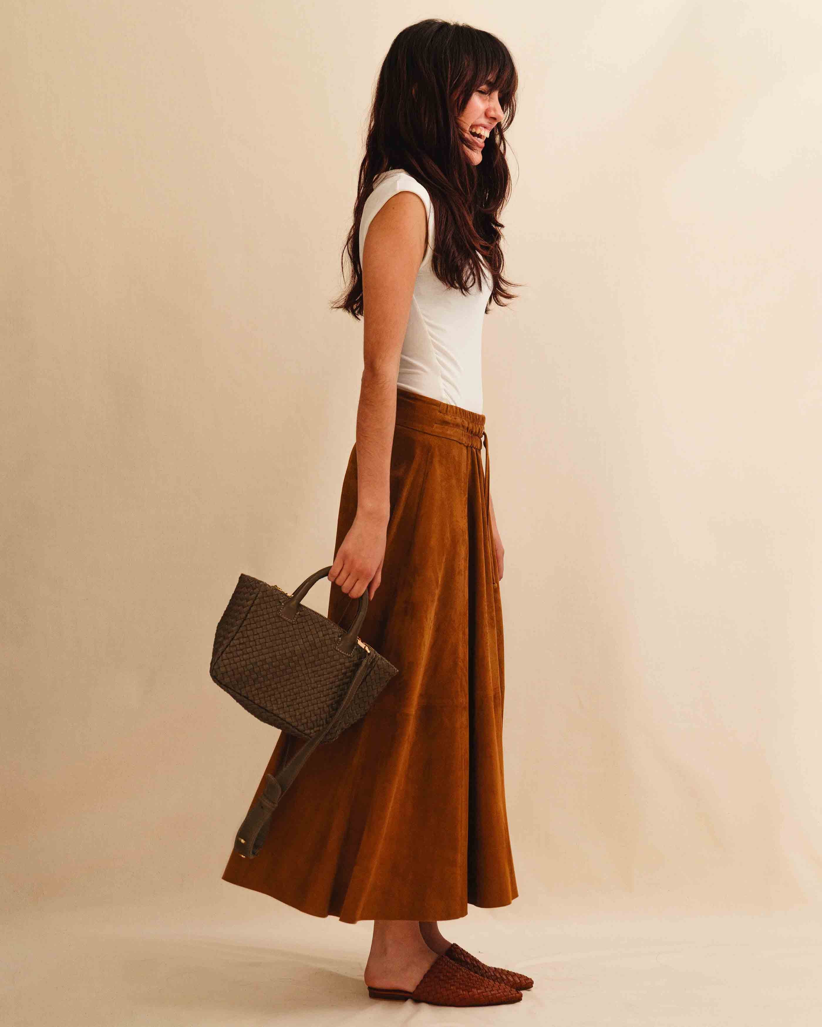 Handbag Cabas MINI von LABEL17: eine kleine, leichte Handtasche aus Nappaleder. Die von Hand geflochtene Tasche hat einen Reissverschluss und abnehmbaren Schulterriemen und ist innen mit Leder und einer ver-schliessbaren Innentasche ausgestattet. Tragbar als Crossbody oder in der Hand.
