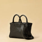 Handbag Cabas MINI in Black von LABEL17: eine kleine, leichte Handtasche aus Nappaleder. Die von Hand geflochtene Tasche hat einen Reissverschluss und abnehmbaren Schulterriemen und ist innen mit Leder und einer ver-schliessbaren Innentasche ausgestattet. Tragbar als Crossbody oder in der Hand.