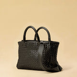 Handbag Cabas MINI in Black von LABEL17: eine kleine, leichte Handtasche aus Nappaleder. Die von Hand geflochtene Tasche hat einen Reissverschluss und abnehmbaren Schulterriemen und ist innen mit Leder und einer ver-schliessbaren Innentasche ausgestattet. Tragbar als Crossbody oder in der Hand.