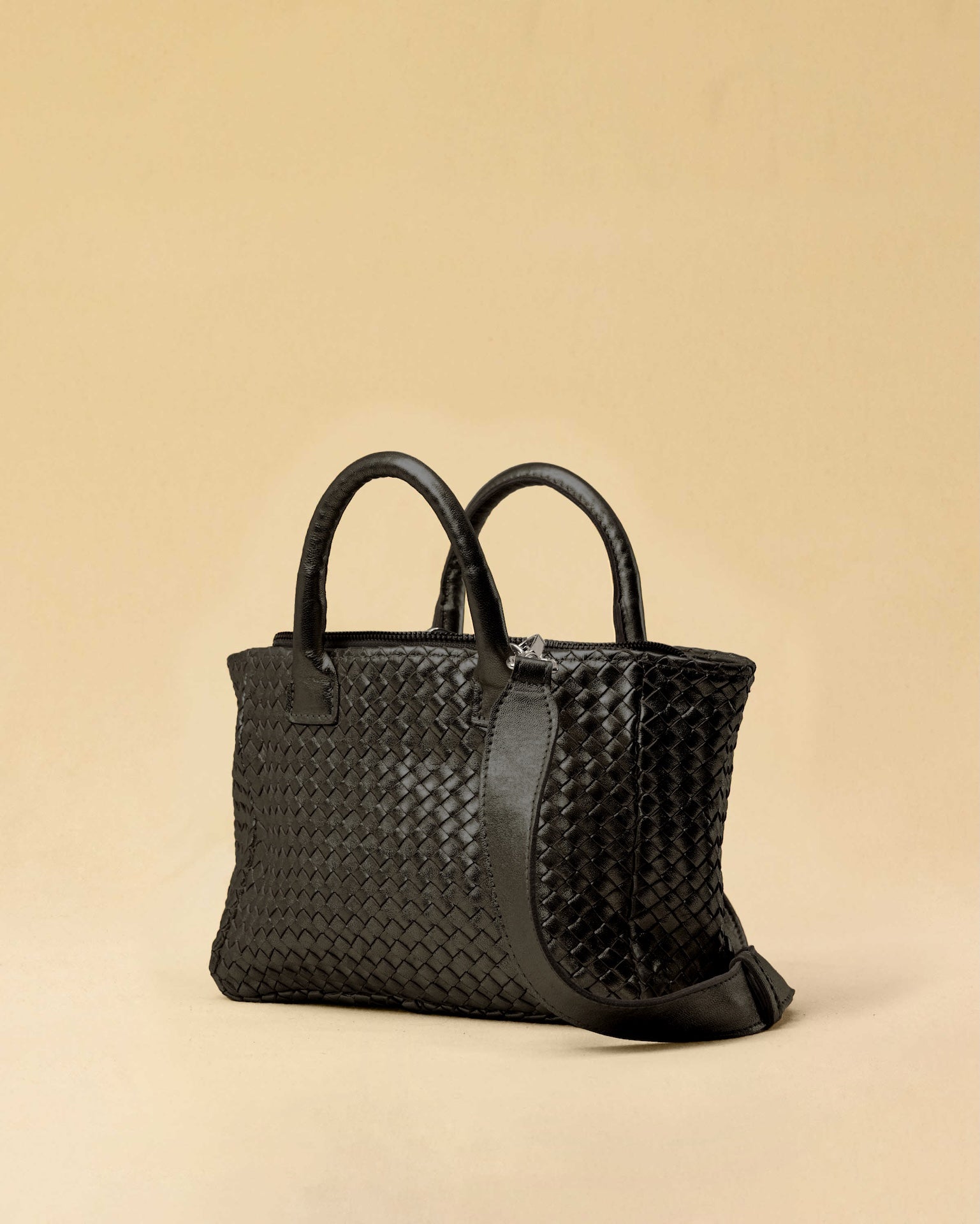 Handbag Cabas MINI in Black von LABEL17: eine kleine, leichte Handtasche aus Nappaleder. Die von Hand geflochtene Tasche hat einen Reissverschluss und abnehmbaren Schulterriemen und ist innen mit Leder und einer ver-schliessbaren Innentasche ausgestattet. Tragbar als Crossbody oder in der Hand.