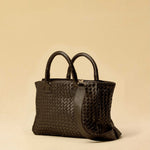 Handbag Cabas MINI in Darkbrown von LABEL17: eine kleine, leichte Handtasche aus Nappaleder. Die von Hand geflochtene Tasche hat einen Reissverschluss und abnehmbaren Schulterriemen und ist innen mit Leder und einer verschliessbaren Innentasche ausgestattet. Tragbar als Crossbody oder in der Hand.