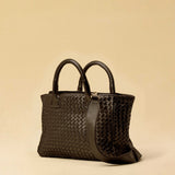 Handbag Cabas MINI in Darkbrown von LABEL17: eine kleine, leichte Handtasche aus Nappaleder. Die von Hand geflochtene Tasche hat einen Reissverschluss und abnehmbaren Schulterriemen und ist innen mit Leder und einer verschliessbaren Innentasche ausgestattet. Tragbar als Crossbody oder in der Hand.