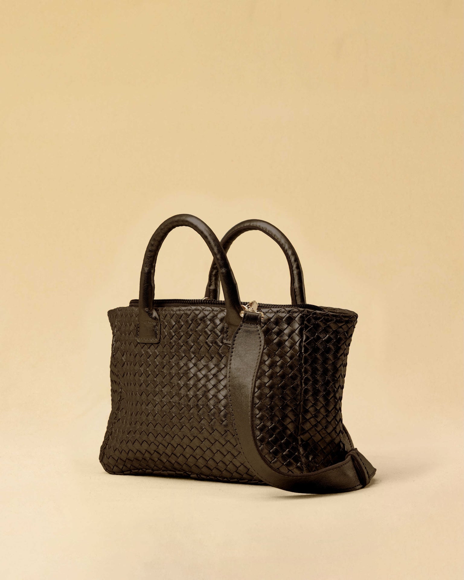 Handbag Cabas MINI in Darkbrown von LABEL17: eine kleine, leichte Handtasche aus Nappaleder. Die von Hand geflochtene Tasche hat einen Reissverschluss und abnehmbaren Schulterriemen und ist innen mit Leder und einer verschliessbaren Innentasche ausgestattet. Tragbar als Crossbody oder in der Hand.