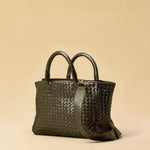 Handbag Cabas MINI in Olive von LABEL17: eine kleine, leichte Handtasche aus Nappaleder. Die von Hand geflochtene Tasche hat einen Reissverschluss und abnehmbaren Schulterriemen und ist innen mit Leder und einer ver-schliessbaren Innentasche ausgestattet. Tragbar als Crossbody oder in der Hand.