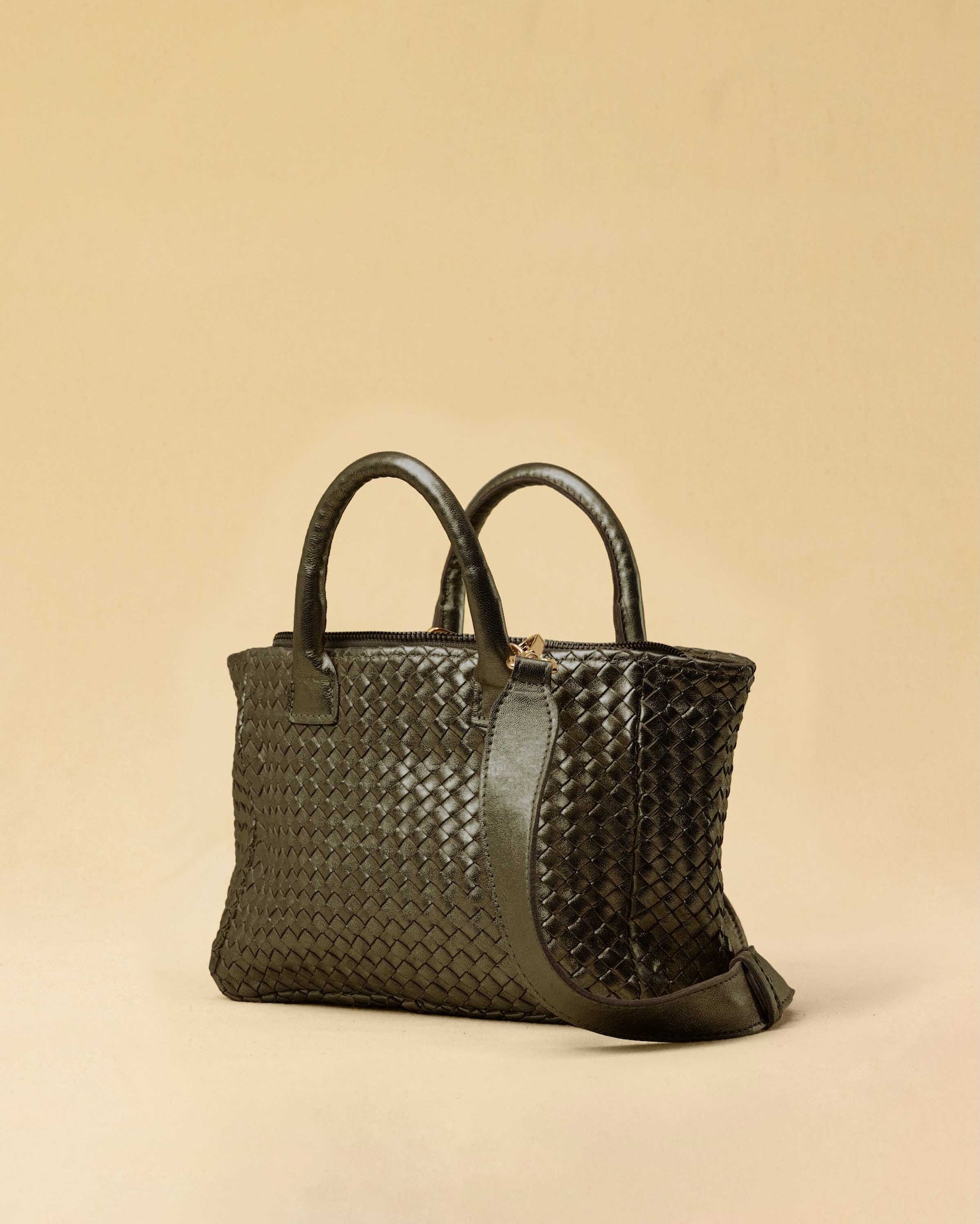 Handbag Cabas MINI in Olive von LABEL17: eine kleine, leichte Handtasche aus Nappaleder. Die von Hand geflochtene Tasche hat einen Reissverschluss und abnehmbaren Schulterriemen und ist innen mit Leder und einer ver-schliessbaren Innentasche ausgestattet. Tragbar als Crossbody oder in der Hand.