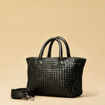 Handbag Cabas MINI in Black von LABEL17: eine kleine, leichte Handtasche aus Nappaleder. Die von Hand geflochtene Tasche hat einen Reissverschluss und abnehmbaren Schulterriemen und ist innen mit Leder und einer ver-schliessbaren Innentasche ausgestattet. Tragbar als Crossbody oder in der Hand.