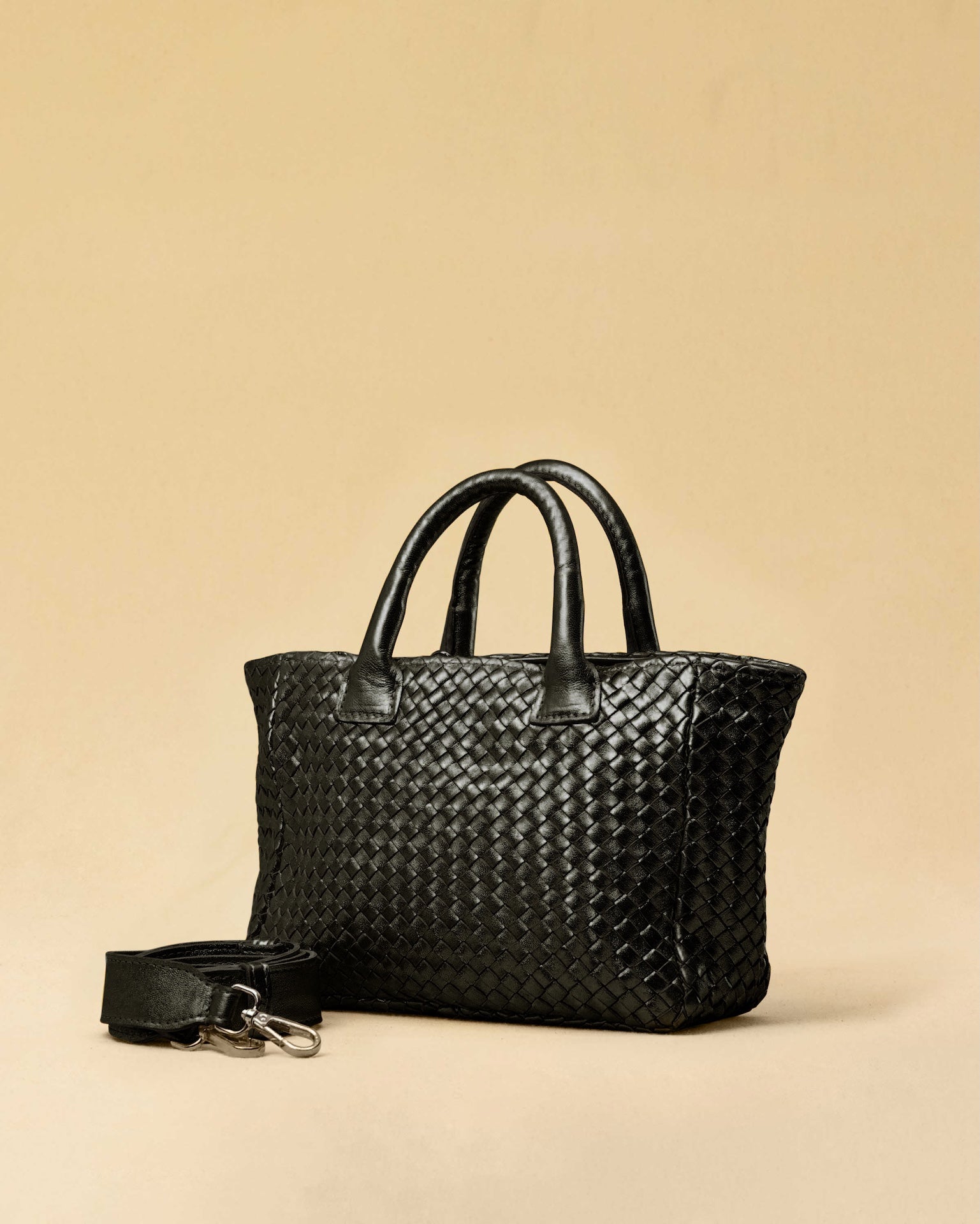Handbag Cabas MINI in Black von LABEL17: eine kleine, leichte Handtasche aus Nappaleder. Die von Hand geflochtene Tasche hat einen Reissverschluss und abnehmbaren Schulterriemen und ist innen mit Leder und einer ver-schliessbaren Innentasche ausgestattet. Tragbar als Crossbody oder in der Hand.