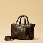 Handbag Cabas MINI in Darkbrown von LABEL17: eine kleine, leichte Handtasche aus Nappaleder. Die von Hand geflochtene Tasche hat einen Reissverschluss und abnehmbaren Schulterriemen und ist innen mit Leder und einer verschliessbaren Innentasche ausgestattet. Tragbar als Crossbody oder in der Hand.