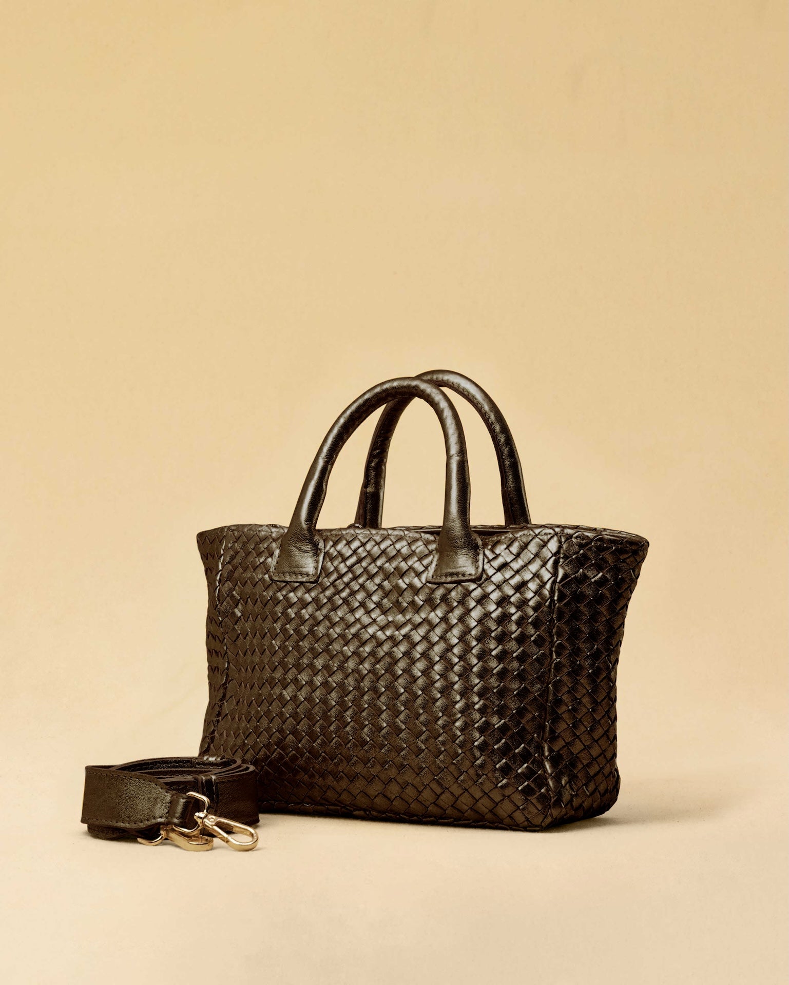 Handbag Cabas MINI in Darkbrown von LABEL17: eine kleine, leichte Handtasche aus Nappaleder. Die von Hand geflochtene Tasche hat einen Reissverschluss und abnehmbaren Schulterriemen und ist innen mit Leder und einer verschliessbaren Innentasche ausgestattet. Tragbar als Crossbody oder in der Hand.