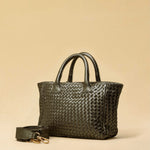 Handbag Cabas MINI in Olive von LABEL17: eine kleine, leichte Handtasche aus Nappaleder. Die von Hand geflochtene Tasche hat einen Reissverschluss und abnehmbaren Schulterriemen und ist innen mit Leder und einer ver-schliessbaren Innentasche ausgestattet. Tragbar als Crossbody oder in der Hand.