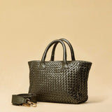 Handbag Cabas MINI in Olive von LABEL17: eine kleine, leichte Handtasche aus Nappaleder. Die von Hand geflochtene Tasche hat einen Reissverschluss und abnehmbaren Schulterriemen und ist innen mit Leder und einer ver-schliessbaren Innentasche ausgestattet. Tragbar als Crossbody oder in der Hand.