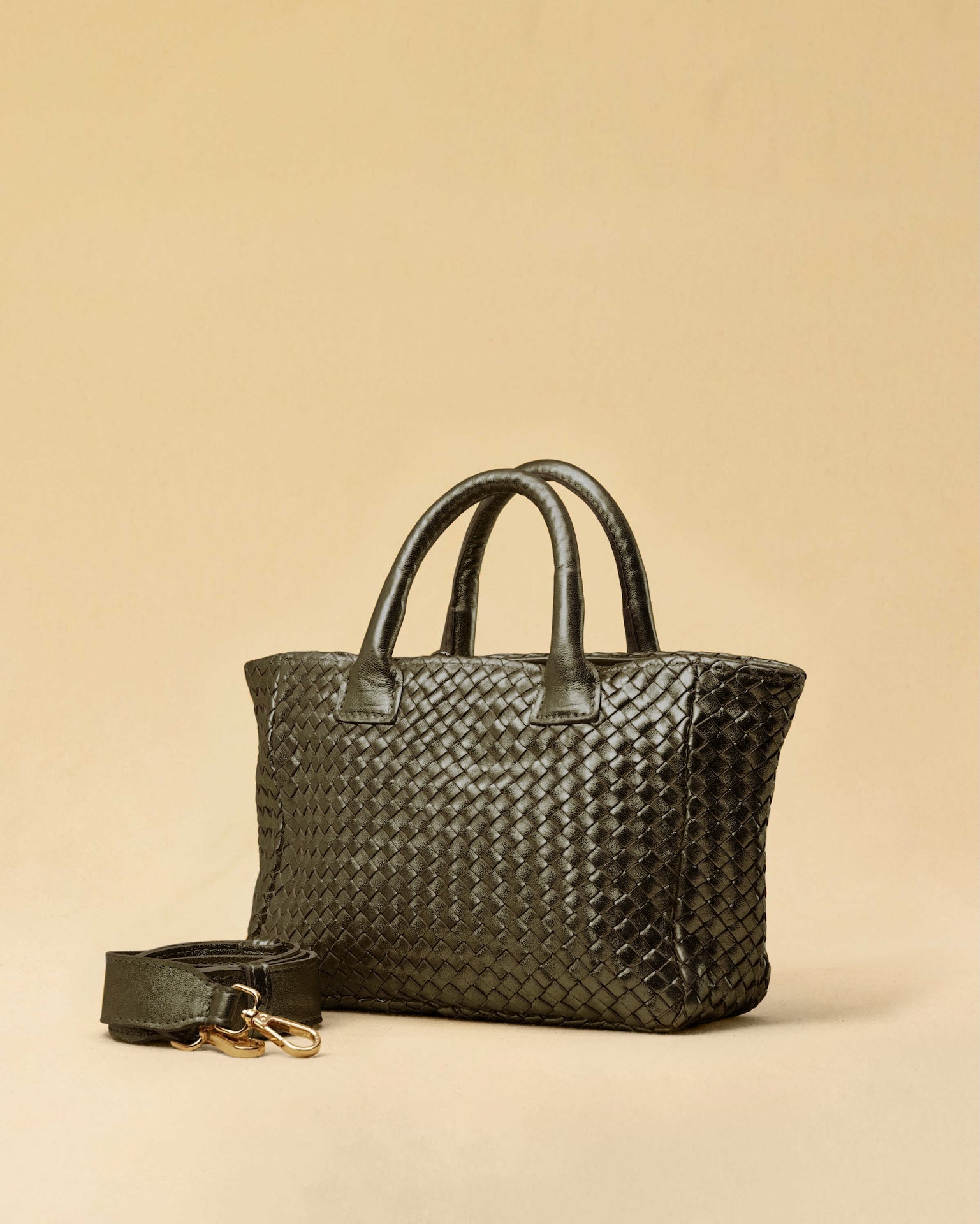 Handbag Cabas MINI in Olive von LABEL17: eine kleine, leichte Handtasche aus Nappaleder. Die von Hand geflochtene Tasche hat einen Reissverschluss und abnehmbaren Schulterriemen und ist innen mit Leder und einer ver-schliessbaren Innentasche ausgestattet. Tragbar als Crossbody oder in der Hand.