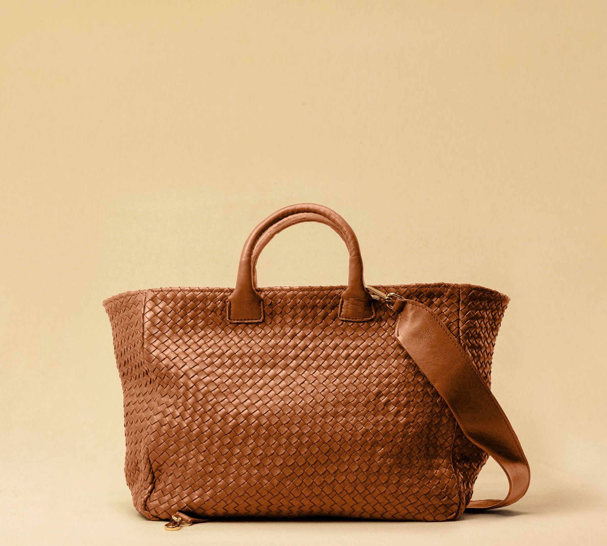 The Cabas Standard by LABEL17 is a larger version of the Cabas Medium – a lightweight handbag made from supple, vegetable-tanned nappa leather. Hand-braided, it features a zip closure, detachable shoulder strap, and a leather-lined interior with a secure inner pocket.
Spacious enough to fit your 14“ laptop in our Laptop Case 14 – perfect for a stylish everyday routine. Handmade in Morocco