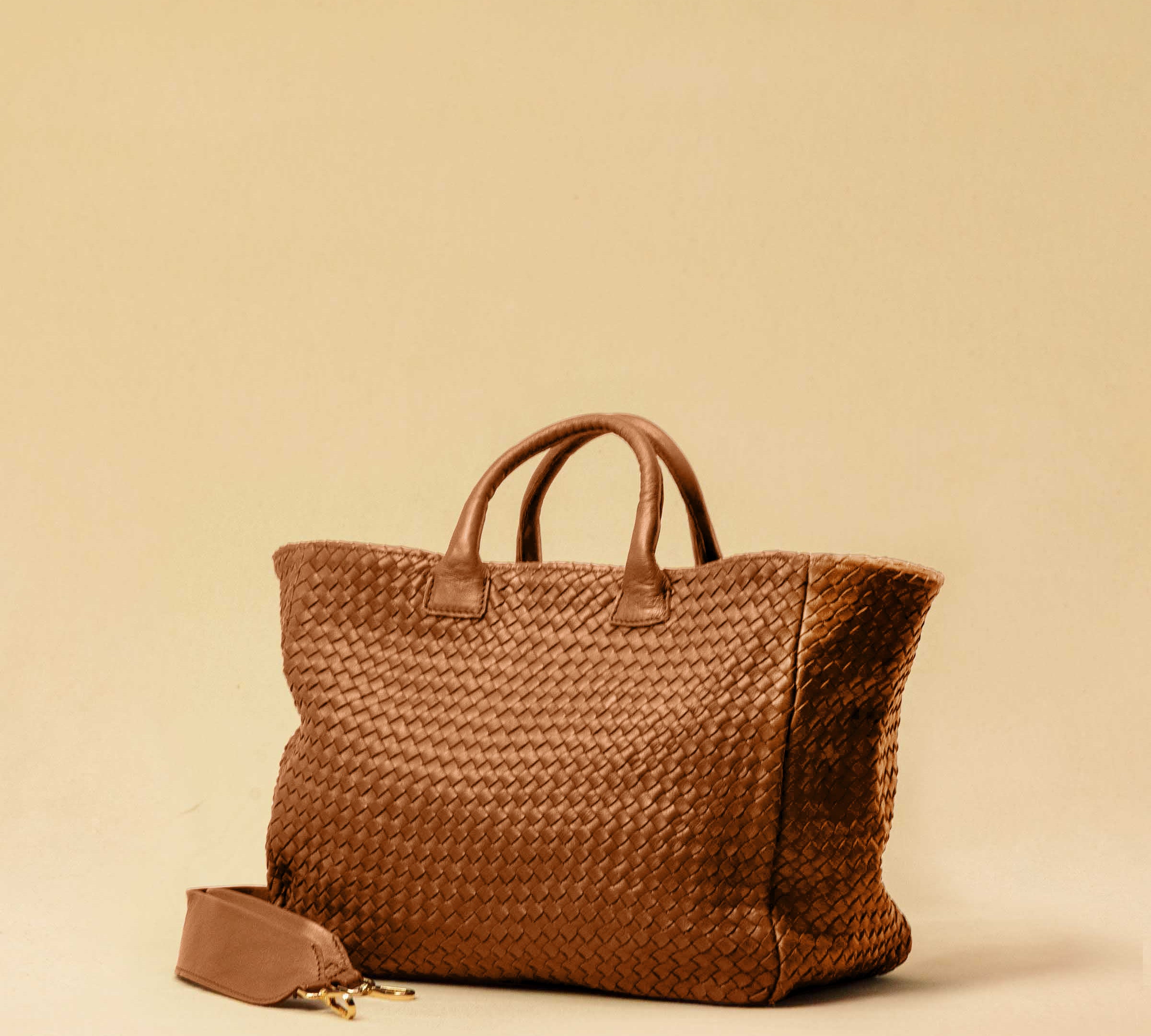 The Cabas Standard by LABEL17 is a larger version of the Cabas Medium – a lightweight handbag made from supple, vegetable-tanned nappa leather. Hand-braided, it features a zip closure, detachable shoulder strap, and a leather-lined interior with a secure inner pocket.
Spacious enough to fit your 14“ laptop in our Laptop Case 14 – perfect for a stylish everyday routine. Handmade in Morocco