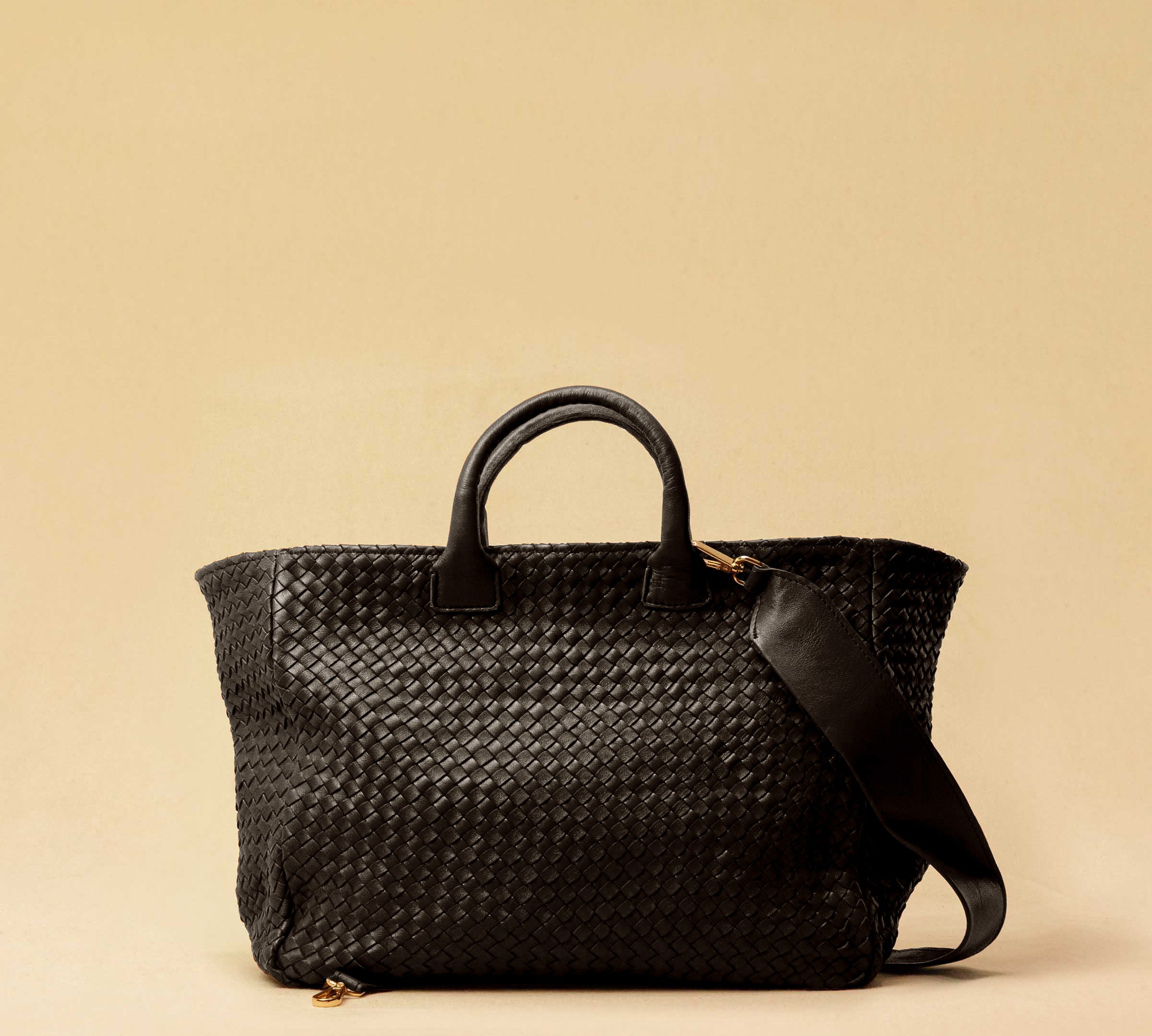 The Cabas Standard by LABEL17 is a larger version of the Cabas Medium – a lightweight handbag made from supple, vegetable-tanned nappa leather. Hand-braided, it features a zip closure, detachable shoulder strap, and a leather-lined interior with a secure inner pocket.
Spacious enough to fit your 14“ laptop in our Laptop Case 14 – perfect for a stylish everyday routine. Handmade in Morocco