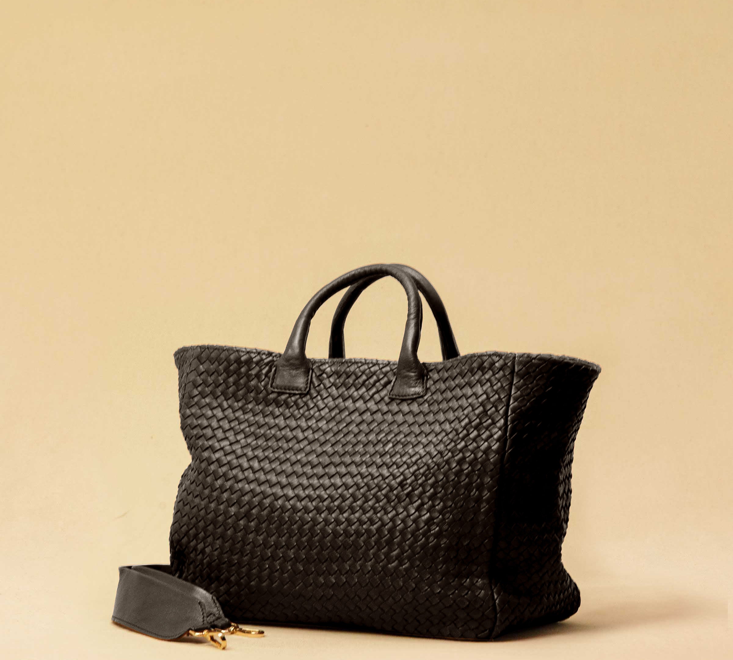 The Cabas Standard by LABEL17 is a larger version of the Cabas Medium – a lightweight handbag made from supple, vegetable-tanned nappa leather. Hand-braided, it features a zip closure, detachable shoulder strap, and a leather-lined interior with a secure inner pocket.
Spacious enough to fit your 14“ laptop in our Laptop Case 14 – perfect for a stylish everyday routine. Handmade in Morocco