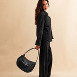 Die Horse Bag FRANCA von LABEL17 ist aus geschmeidigem Lamm-Nappaleder gefertigt und zeichnet sich durch seine stilvolle Form aus. Der Schulterriemen ermöglicht das Tragen über der Schulter oder als Handtasche. Ein vielseitiges Accessoire mit schlichter, moderner Eleganz.