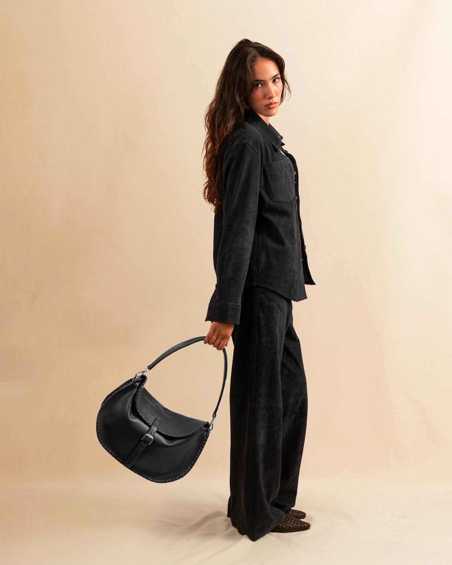 Die Horse Bag FRANCA von LABEL17 ist aus geschmeidigem Lamm-Nappaleder gefertigt und zeichnet sich durch seine stilvolle Form aus. Der Schulterriemen ermöglicht das Tragen über der Schulter oder als Handtasche. Ein vielseitiges Accessoire mit schlichter, moderner Eleganz.