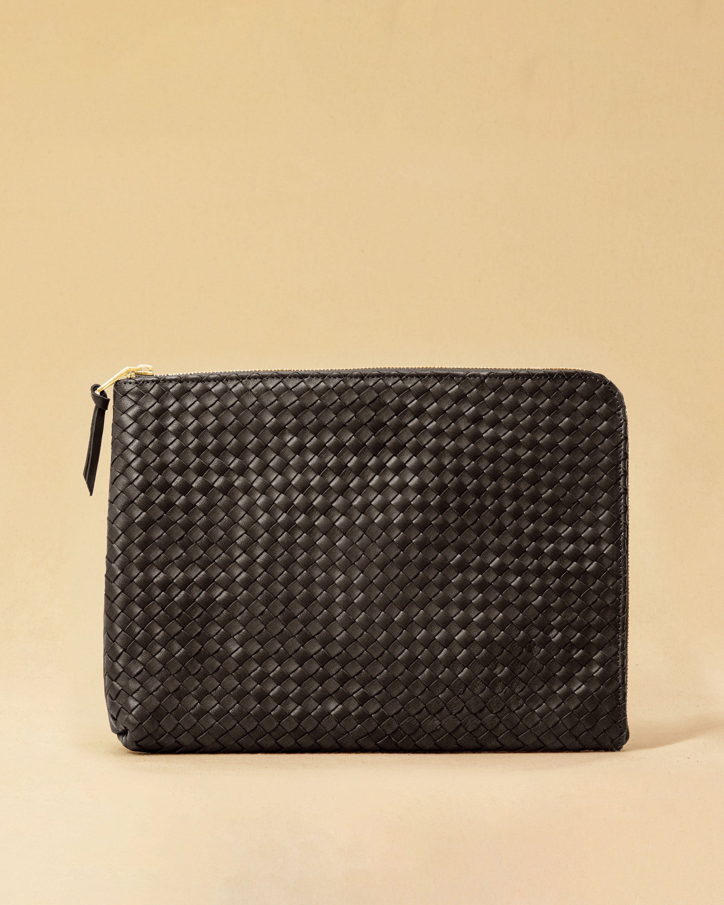 Style and Security, woven into one. The Braided Laptop Case 14 by LABEL17, combines hand-braided lamb nappa leather on the front with smooth leather on the back. Lightly padded, it holds laptops from 13” to 14” securely – with room for documents.
Also available for 15” and 16” devices.
Handmade in Morocco.