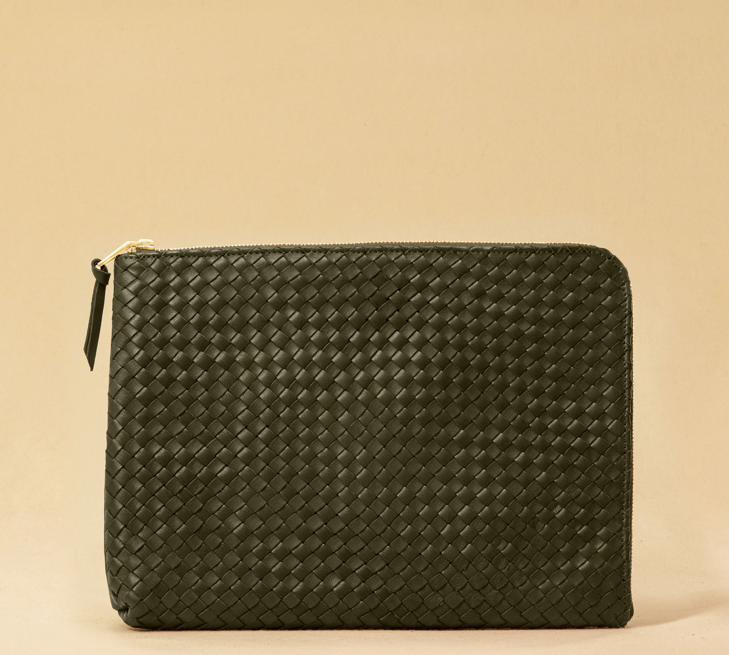 Style and Security, woven into one. The Braided Laptop Case 14 by LABEL17, combines hand-braided lamb nappa leather on the front with smooth leather on the back. Lightly padded, it holds laptops from 13” to 14” securely – with room for documents.
Also available for 15” and 16” devices.
Handmade in Morocco.