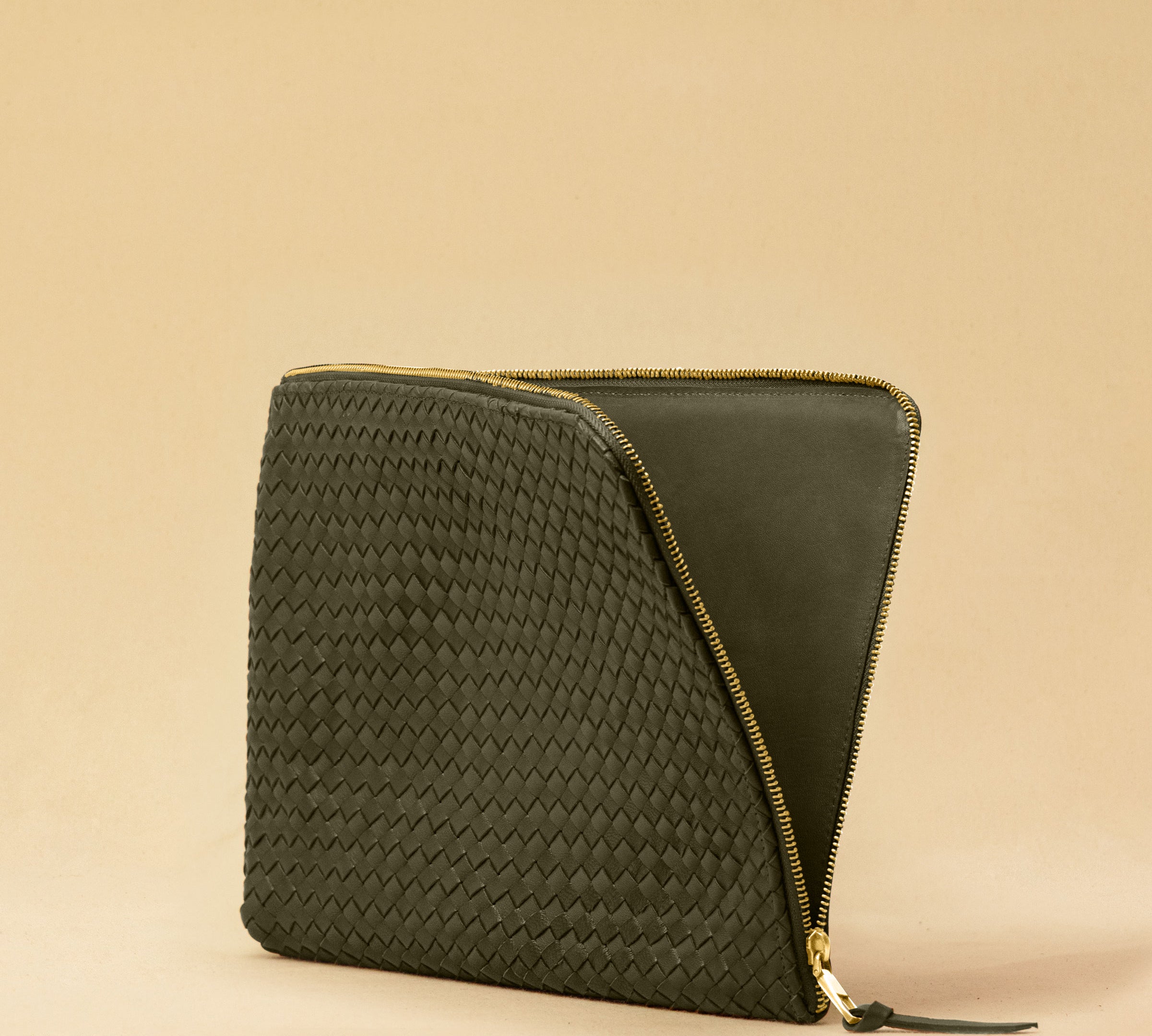 Style and Security, woven into one. The Braided Laptop Case 14 by LABEL17, combines hand-braided lamb nappa leather on the front with smooth leather on the back. Lightly padded, it holds laptops from 13” to 14” securely – with room for documents.
Also available for 15” and 16” devices.
Handmade in Morocco.