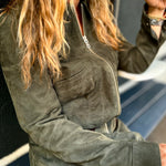 Unsere LABEL17 Lederjacke ALEXA besticht durch die aufgesetzten Taschen im Retro-Design. Durch Ihre schmeichelnde Passform harmoniert Sie perfekt zu jedem Look. Gefertigt aus feinstem Velours-Leder, ist sie ein zeitloses Highlight für die Garderobe und wird zum jahrelangen Begleiter. Handgefertigt in Marokko