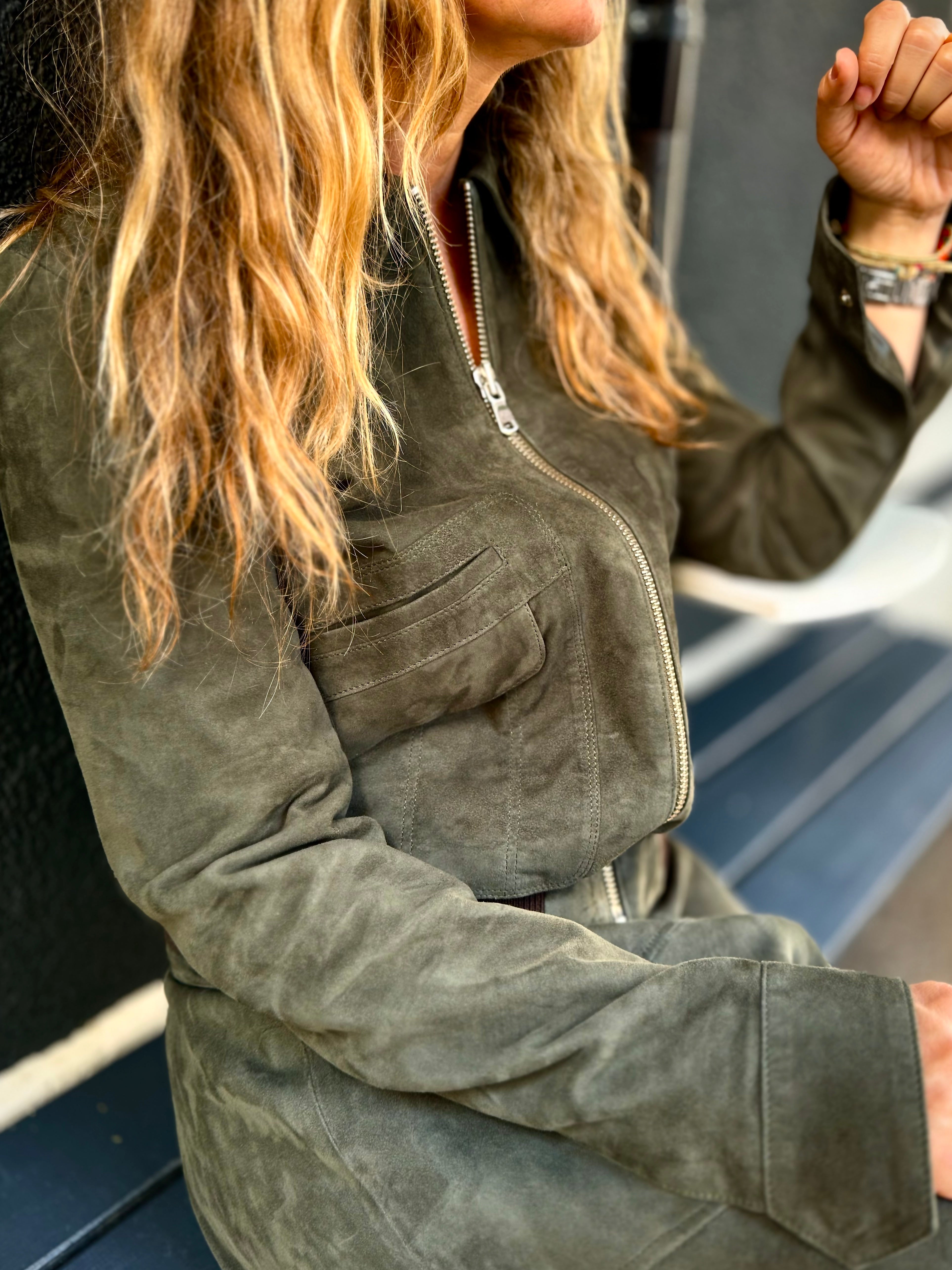 Unsere LABEL17 Lederjacke ALEXA besticht durch die aufgesetzten Taschen im Retro-Design. Durch Ihre schmeichelnde Passform harmoniert Sie perfekt zu jedem Look. Gefertigt aus feinstem Velours-Leder, ist sie ein zeitloses Highlight für die Garderobe und wird zum jahrelangen Begleiter. Handgefertigt in Marokko