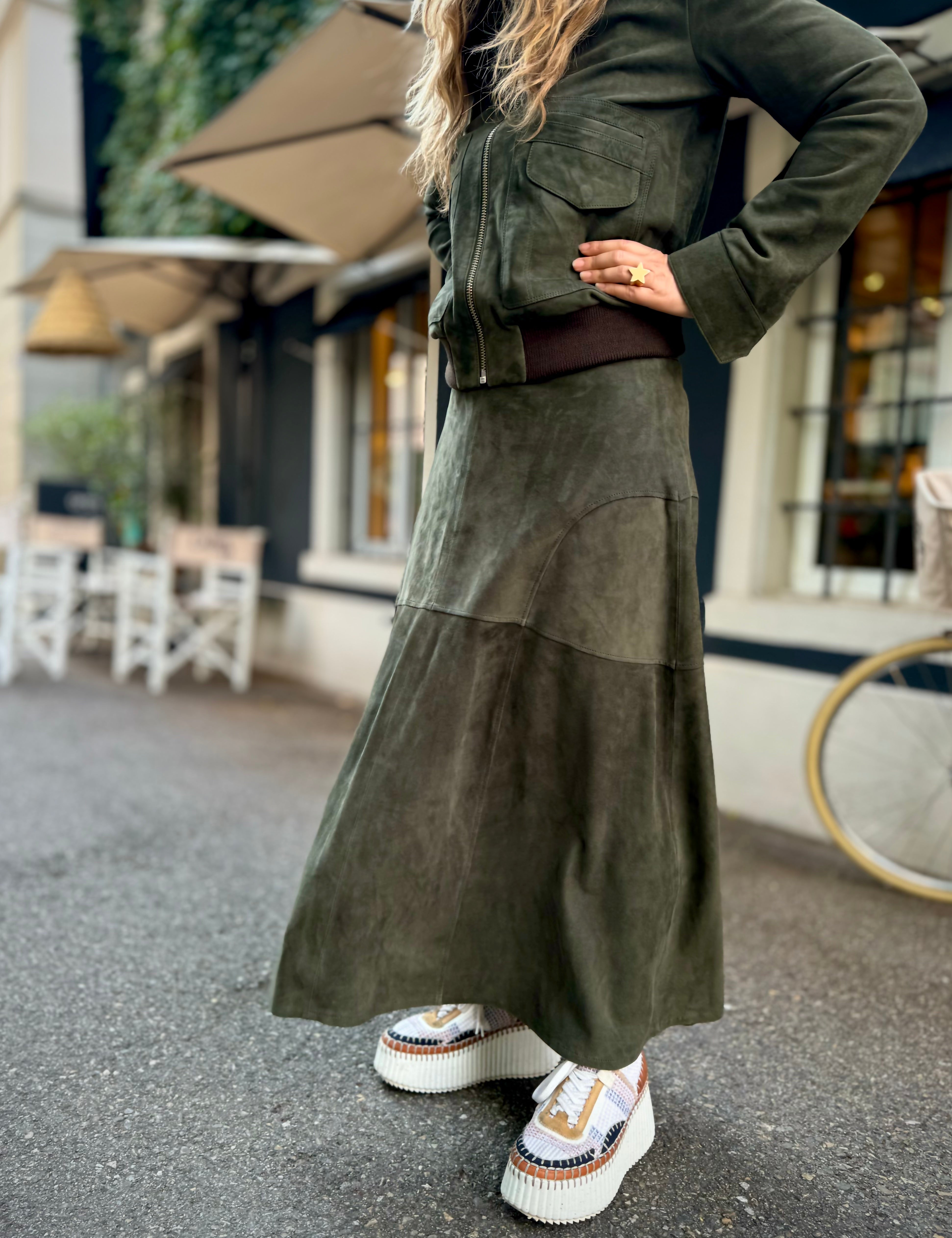 Unser LABEL17 Lederrock BELLE ist aus geschmeidigem Velours gefertigt und zaubert eine wunderschöne Silhouette. Ein Easy Leder-Rock in Glockenform, vielseitig einsetzbar, verleiht dem Outfit das gewisse Etwas. Handgefertigt in Marokko.