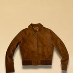 Die Lederjacke AMAL in Cognac besticht durch die kurze und figurschmeichelnde Passform, hergestellt in Marokko
