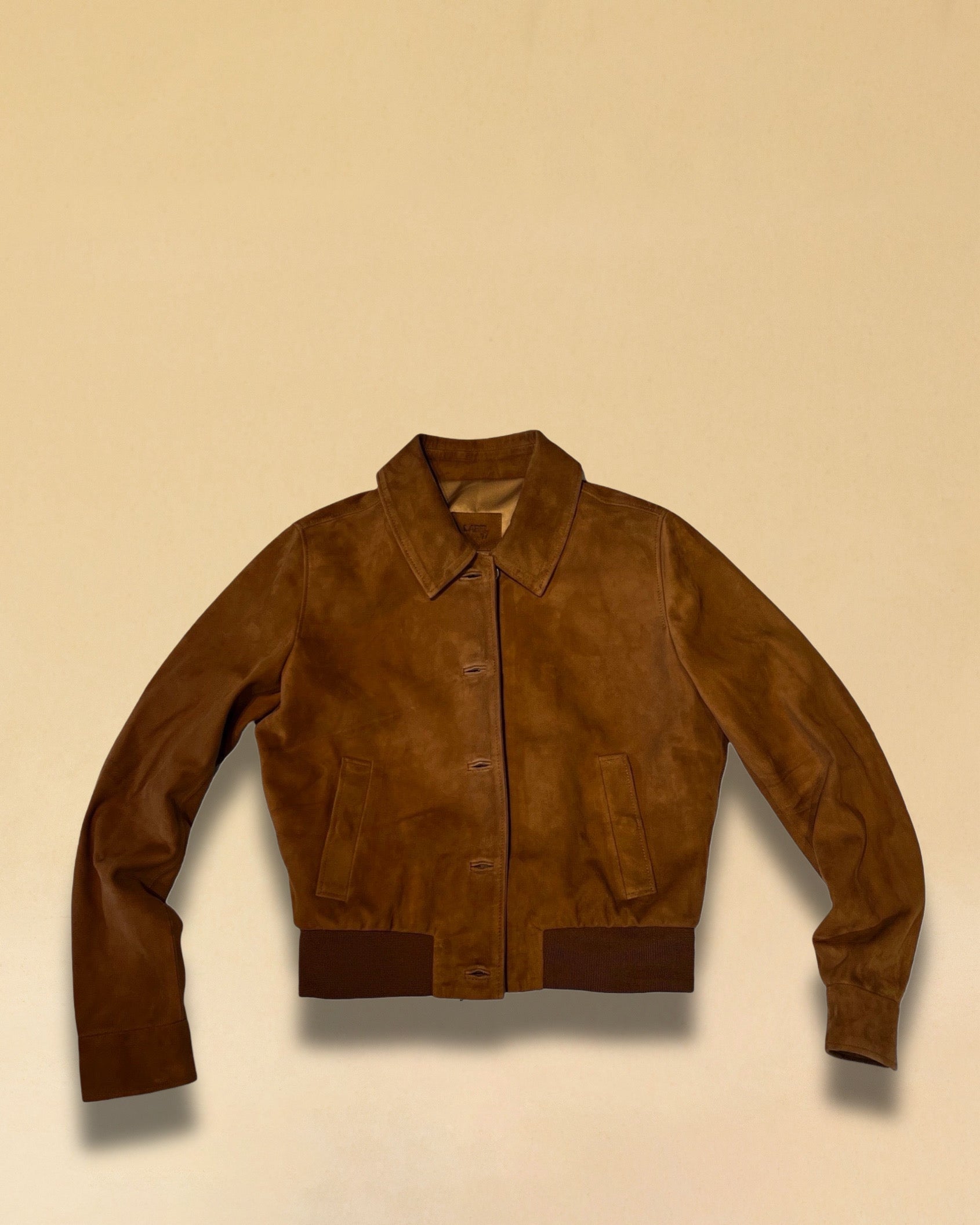 Die Lederjacke AMAL in Cognac besticht durch die kurze und figurschmeichelnde Passform, hergestellt in Marokko