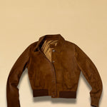 Die Lederjacke AMAL in Cognac besticht durch die kurze und figurschmeichelnde Passform, hergestellt in Marokko