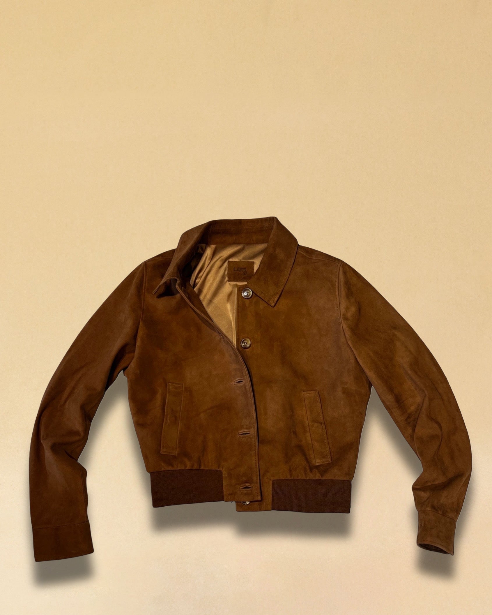 Die Lederjacke AMAL in Cognac besticht durch die kurze und figurschmeichelnde Passform, hergestellt in Marokko