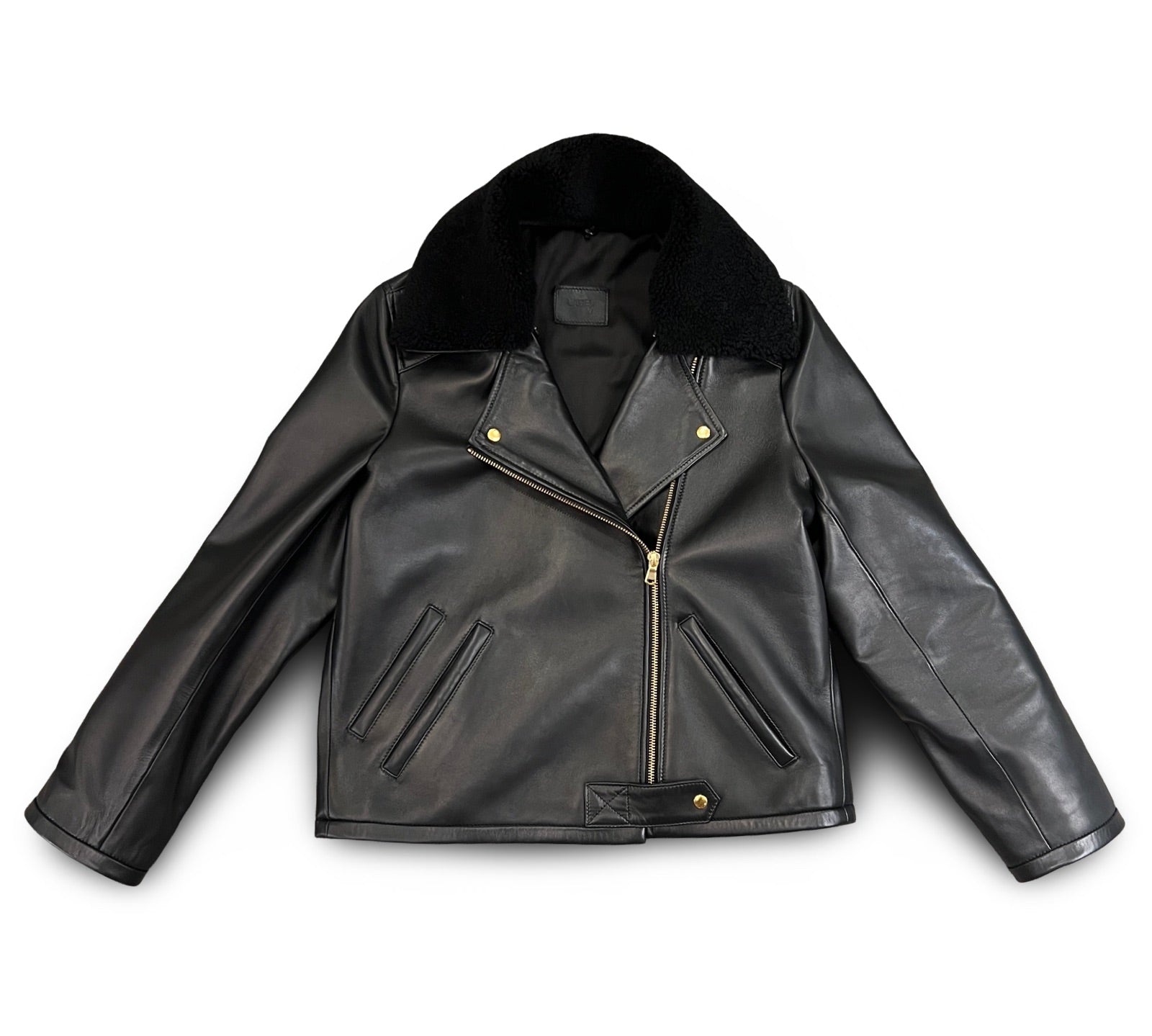 Die schwarze Lederjacke KATE von LABEL17, eine klassische Perfecto, überzeugt durch stilvolle Details wie den abnehmbaren Lammfell-Kragen-Besatz. Gefertigt aus feinstem Nappaleder, ist diese Jacke ein zeitloses Highlight. Die goldenen Beschläge verleihen dem Design einen lässigen, und gleichzeitig eleganten Touch. Diese Jacke von höchster Qualität ist eine gute Investition und wird Sie jahrelang begleiten.
