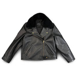 Die schwarze Lederjacke KATE von LABEL17, eine klassische Perfecto, überzeugt durch stilvolle Details wie den abnehmbaren Lammfell-Kragen-Besatz. Gefertigt aus feinstem Nappaleder, ist diese Jacke ein zeitloses Highlight. Die goldenen Beschläge verleihen dem Design einen lässigen, und gleichzeitig eleganten Touch. Diese Jacke von höchster Qualität ist eine gute Investition und wird Sie jahrelang begleiten.