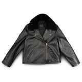 Die schwarze Lederjacke KATE von LABEL17, eine klassische Perfecto, überzeugt durch stilvolle Details wie den abnehmbaren Lammfell-Kragen-Besatz. Gefertigt aus feinstem Nappaleder, ist diese Jacke ein zeitloses Highlight. Die goldenen Beschläge verleihen dem Design einen lässigen, und gleichzeitig eleganten Touch. Diese Jacke von höchster Qualität ist eine gute Investition und wird Sie jahrelang begleiten.